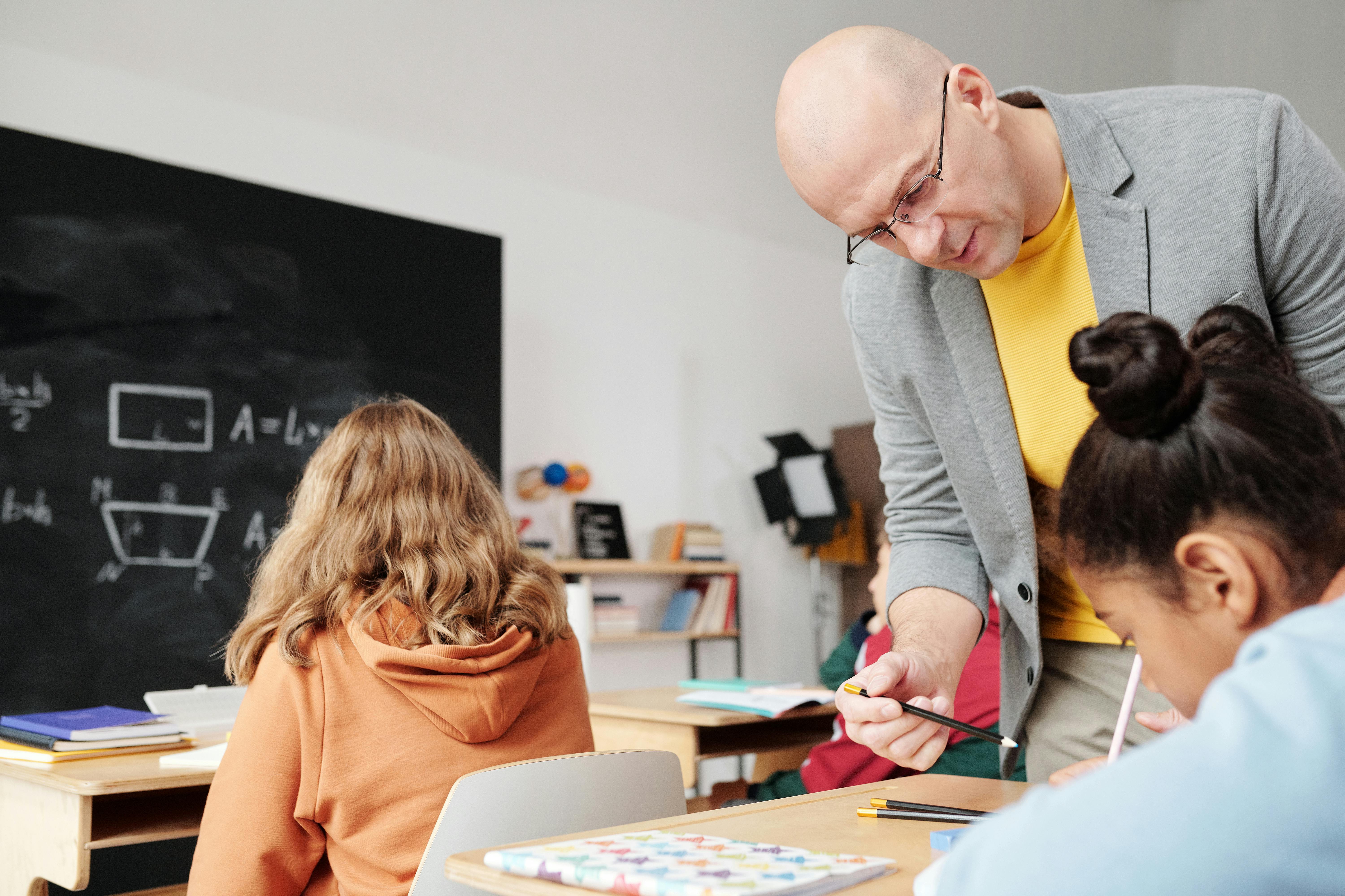 Digitale studiehulp op 'n skerm en lessenaar