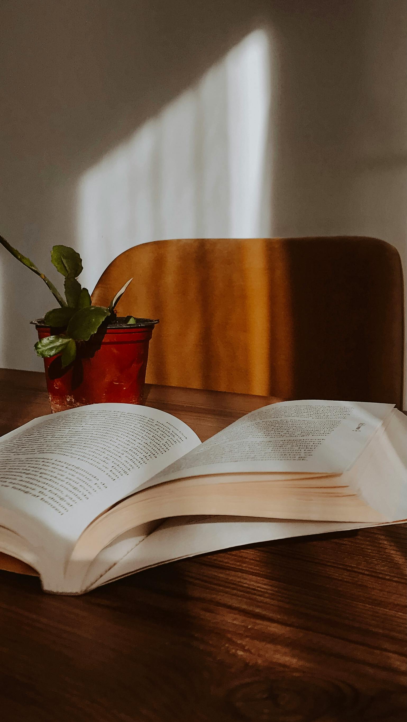 Studiemateriaal netjies op 'n lessenaar uitgelê